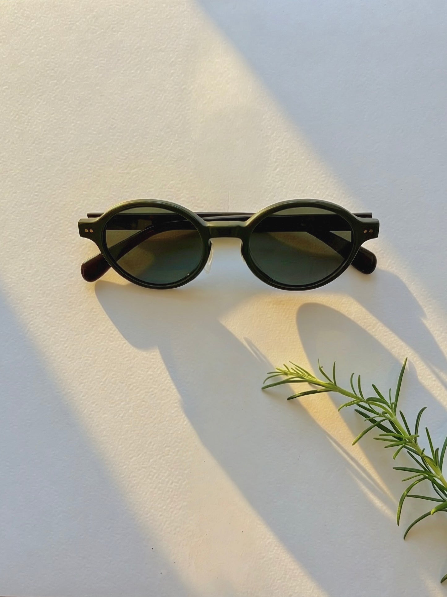 Archive No.3 olive green round sunglasses by 1971 Studio featuring dark UV400 lenses and a timeless vintage-inspired silhouette.