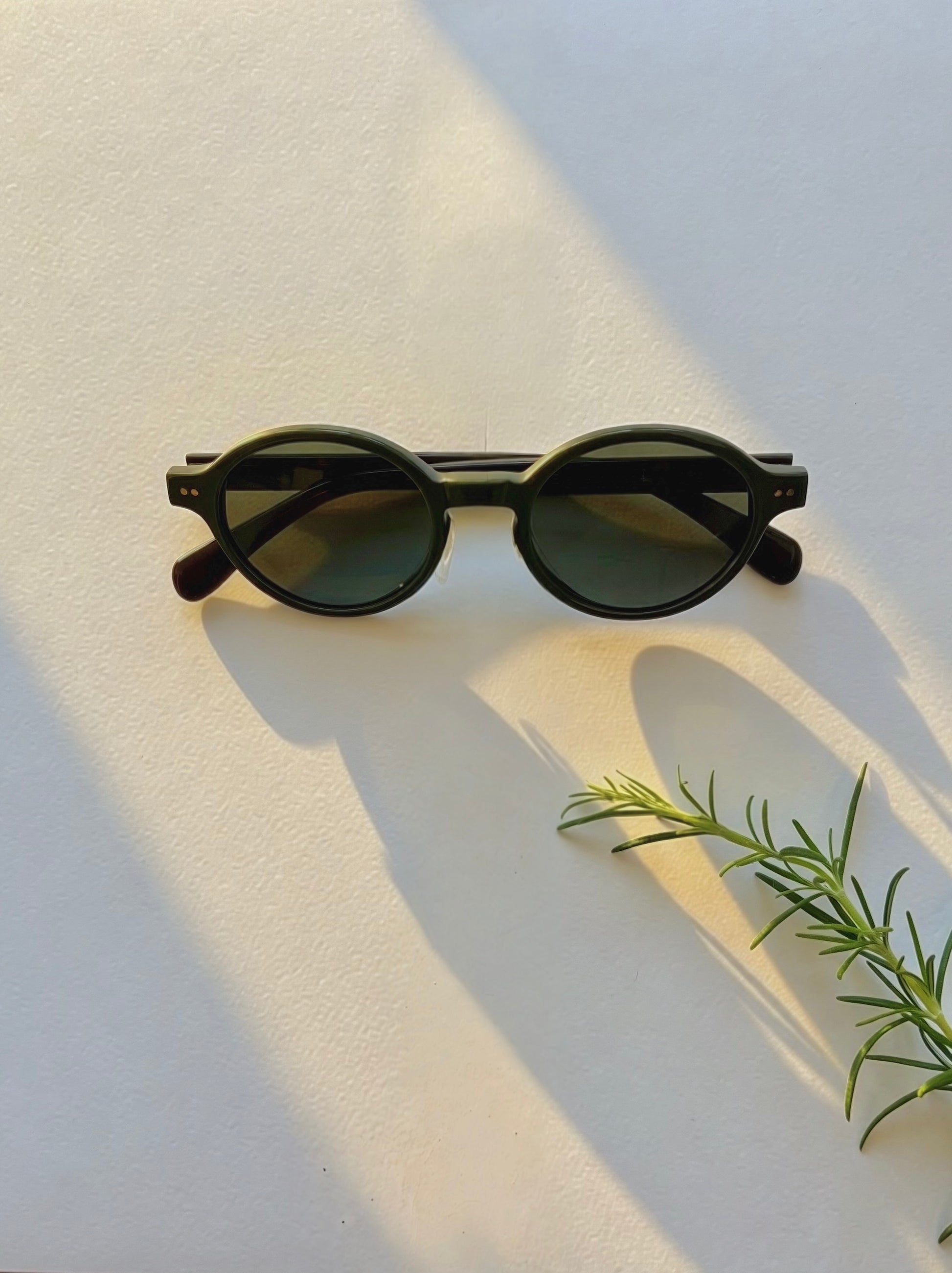 Archive No.3 olive green round sunglasses by 1971 Studio featuring dark UV400 lenses and a timeless vintage-inspired silhouette.